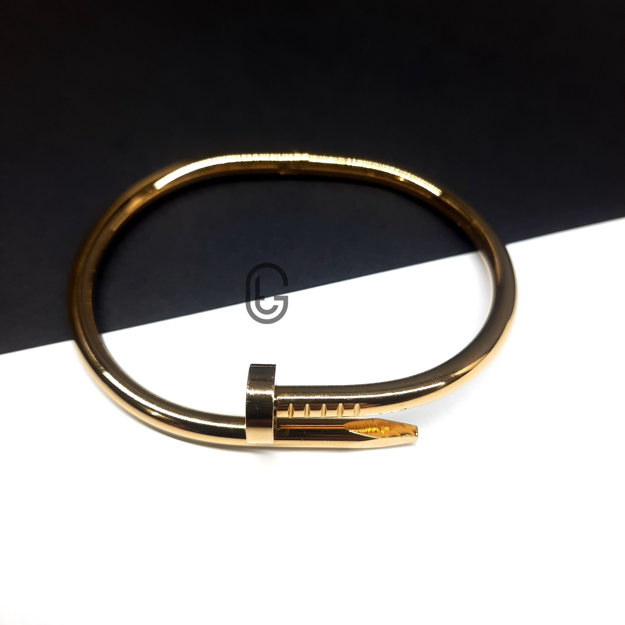 Unisex Nail-Inspired Bracelet – Bold Metal Look