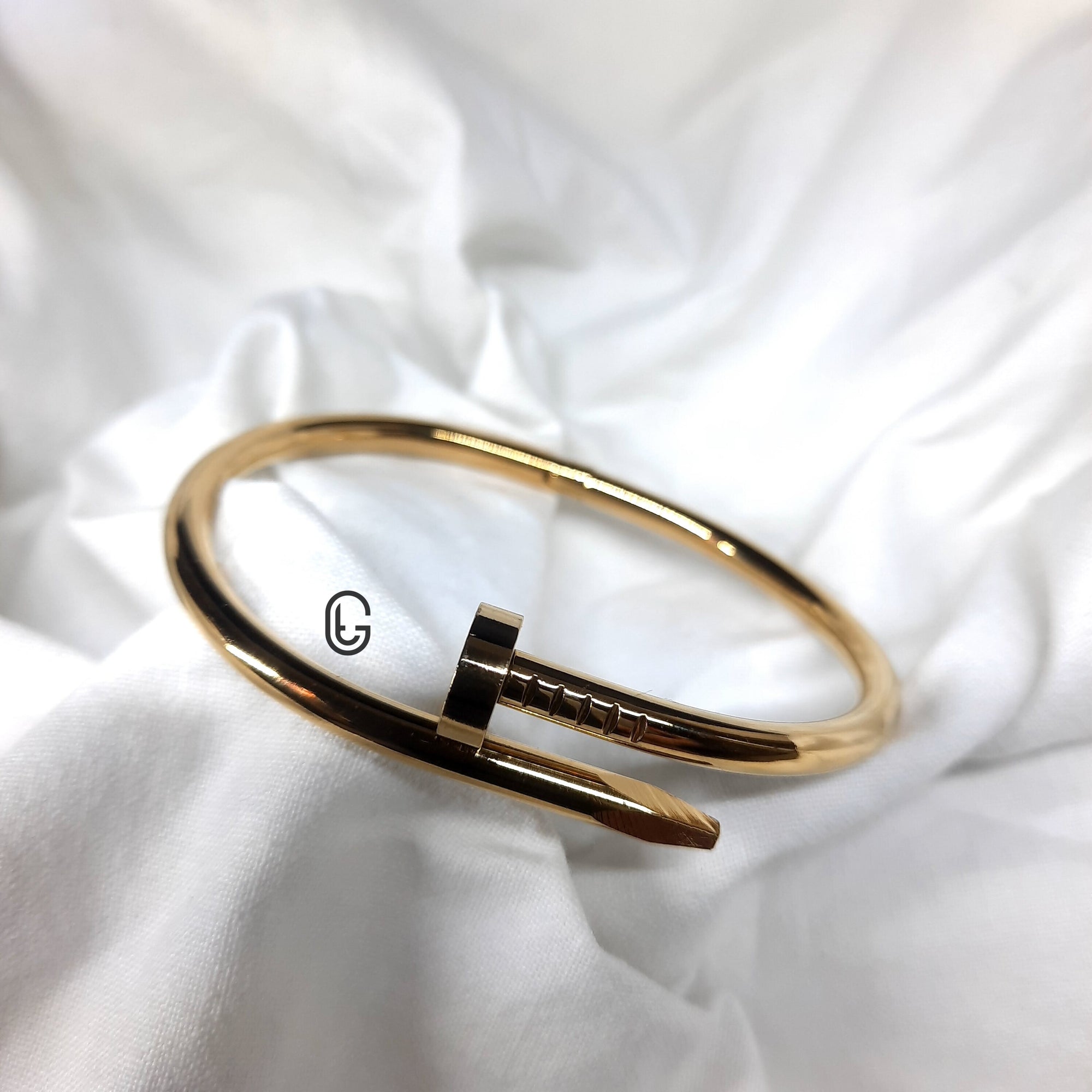 Unisex Nail-Inspired Bracelet – Bold Metal Look