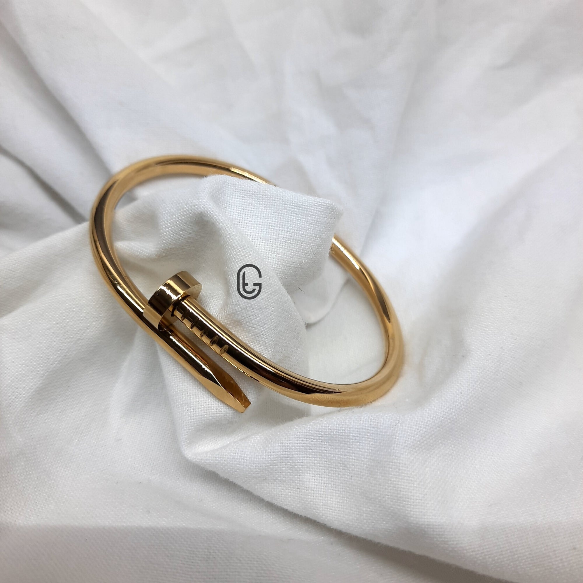 Unisex Nail-Inspired Bracelet – Bold Metal Look