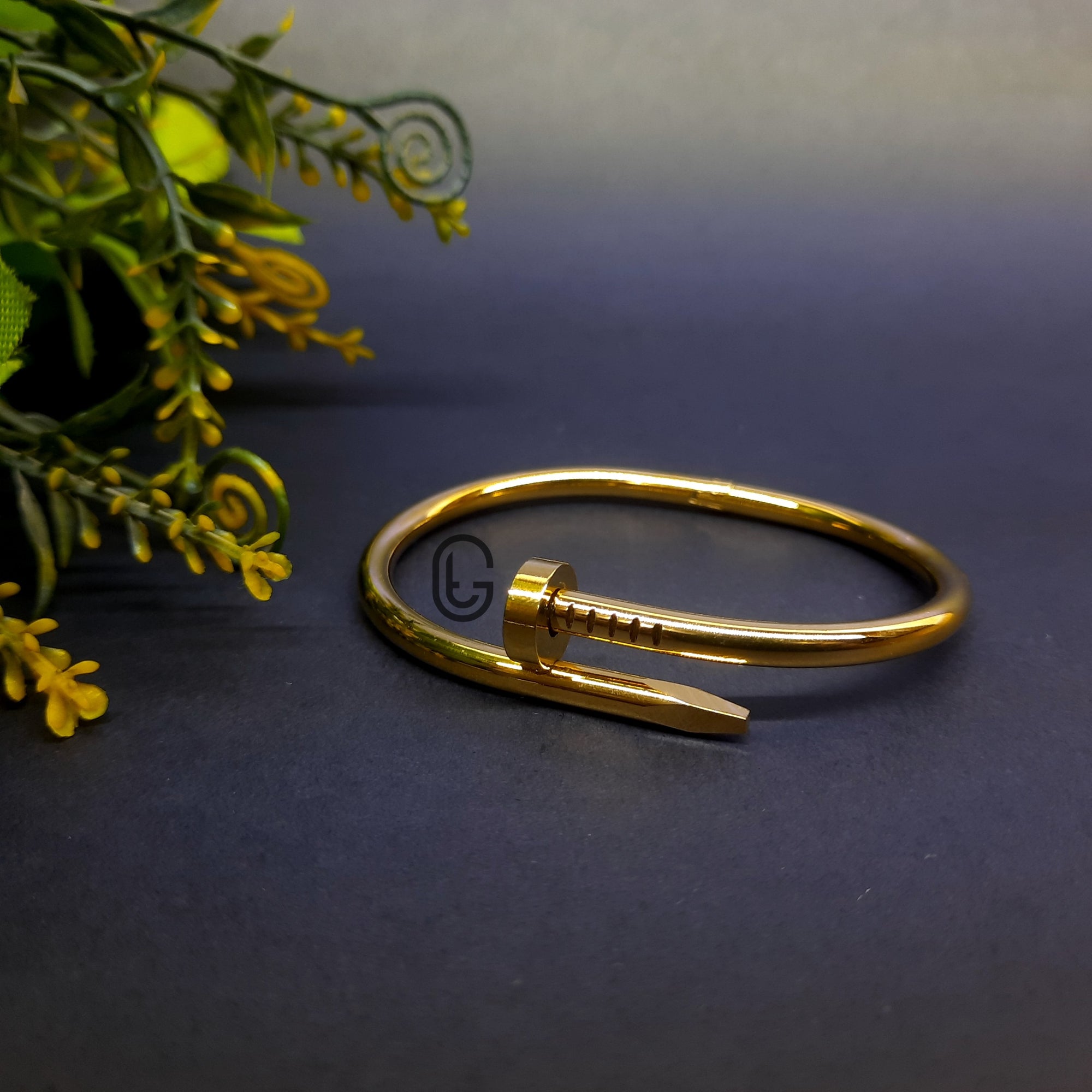 Unisex Nail-Inspired Bracelet – Bold Metal Look
