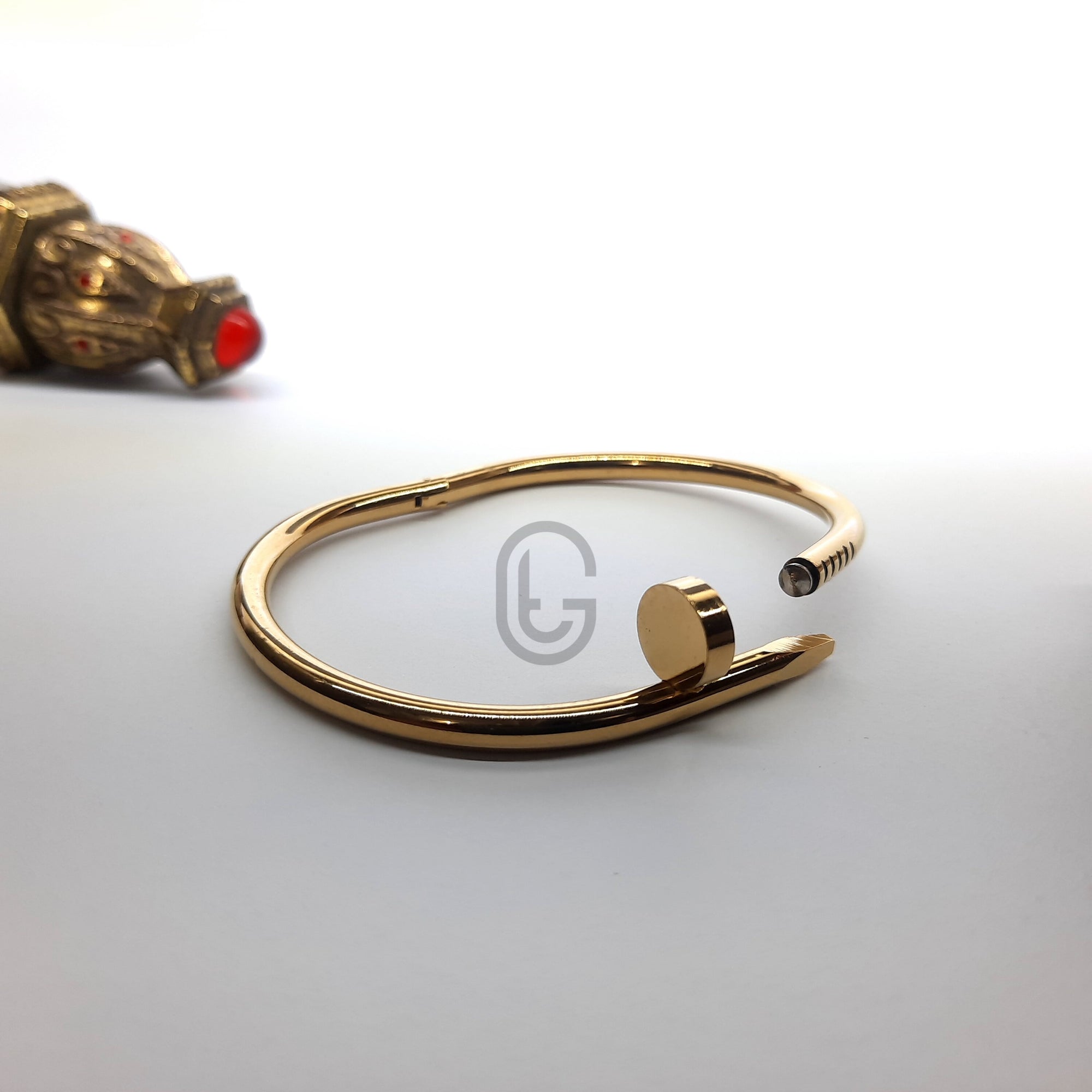 Unisex Nail-Inspired Bracelet – Bold Metal Look